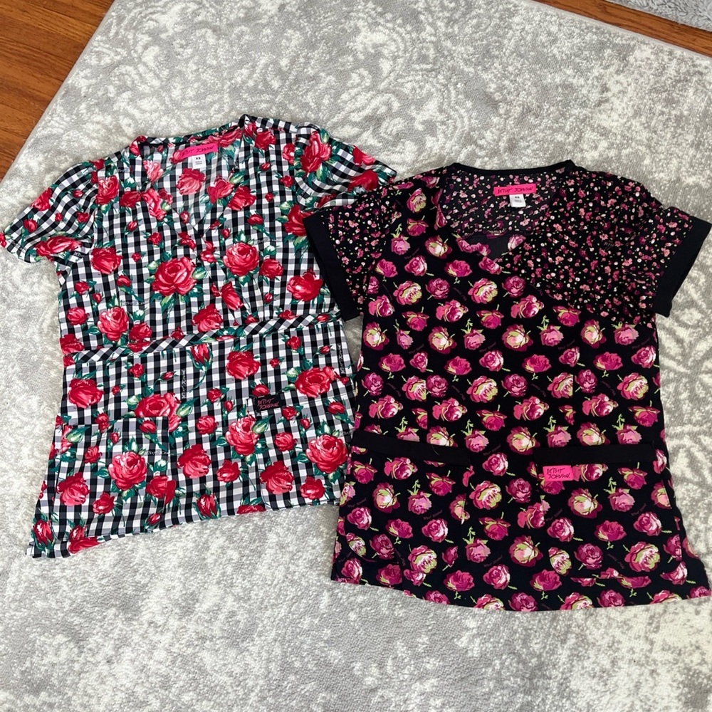 Betsey Johnson scrub top size XS Roses Pattern Black Pink  V Neck